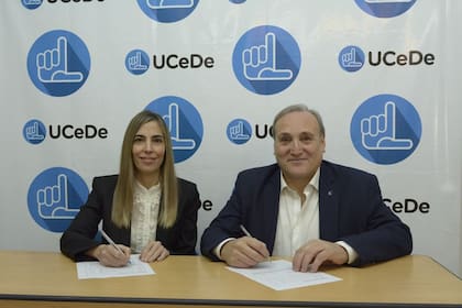 El presidente de la Ucedé, Andrés Passamonti, firma su candidatura junto con su compañera de fórmula, Pamela Fernández