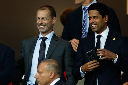 El presidente de la UEFA Aleksander Ceferin junto al presidente del París Saint-Germain Nasser Al-Khelaifi