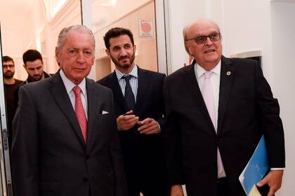 El presidente de la UIA, Daniel Funes de Rioja, y los secretarios de Comercio e Industria, Matías Tombolini y José Ignacio de Mendiguren