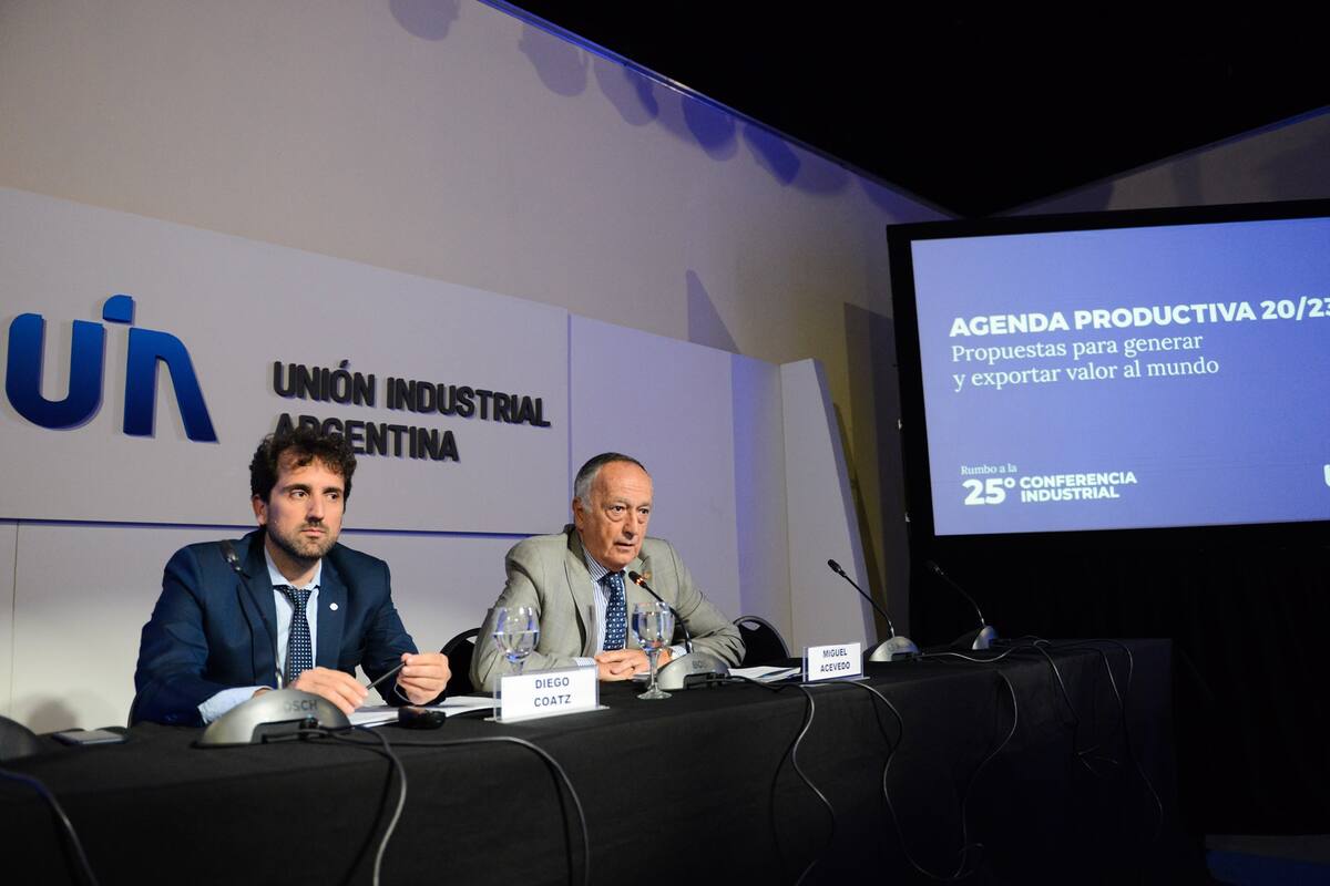 El presidente de la UIA, Miguel Acevedo, y el director ejecutivo, Diego Coatz, abrieron ayer el encuentro en la entidad
