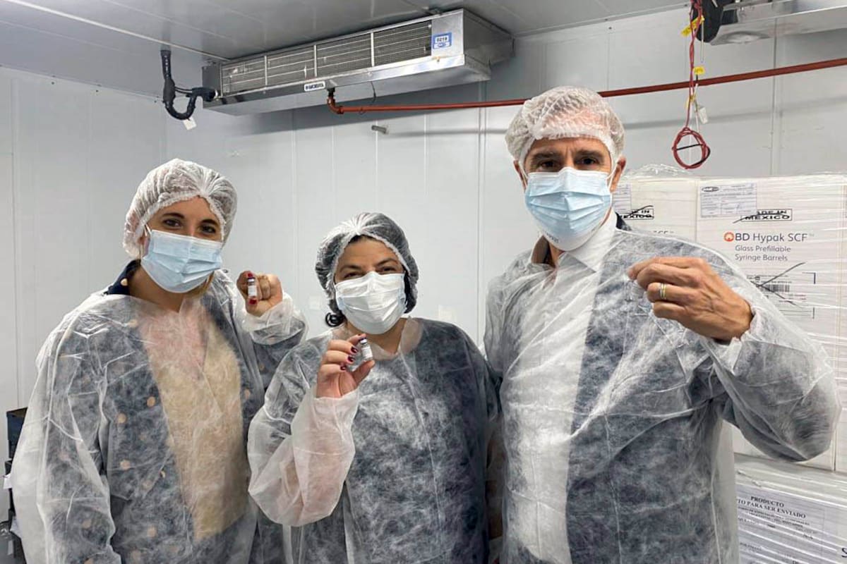 El presidente de Laboratorios Richmond, Marcelo Figueiras, con la ministra de Salud, Carla Vizzotti (centro), y la asesora presidencial, Cecilia Nicolini (izq.), en abril