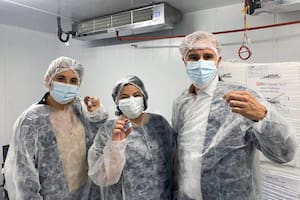 El presidente de Laboratorios Richmond, Marcelo Figueiras (der.) con la ministra de Salud, Carla Vizzotti (c.), y la asesora presidencial, Cecilia Nicolini (izq.), el último mes de abril