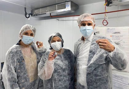 El presidente de Laboratorios Richmond, Marcelo Figueiras (der.) con la ministra de Salud, Carla Vizzotti (c.), y la asesora presidencial, Cecilia Nicolini (izq.), el último mes de abril