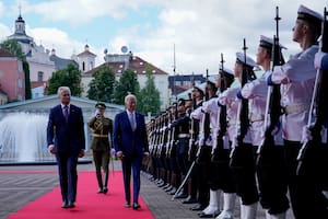 El presidente de Lituania, Gitanas Nauseda, al recibir al presidente estadounidense Joe Biden en Vilna, Lituania, el 11 de julio de 2023. (Foto AP/Susan Walsh)