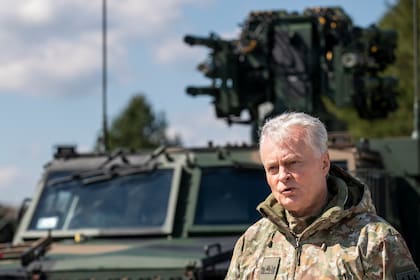 El presidente de Lituania, Gitanas Nauseda habla durante una conferencia de prensa con el presidente de Polonia, Andrej Duda, durante las maniobras conjuntas lituano-polacas Brave Griffin 24/II en el corredor de Suwalki, cerca de la frontera de Polonia, en la población de Dirmiskes, distrito de Alytus al oeste de la capital, Vilna, en Lituania, el 26 de abril de 2024.