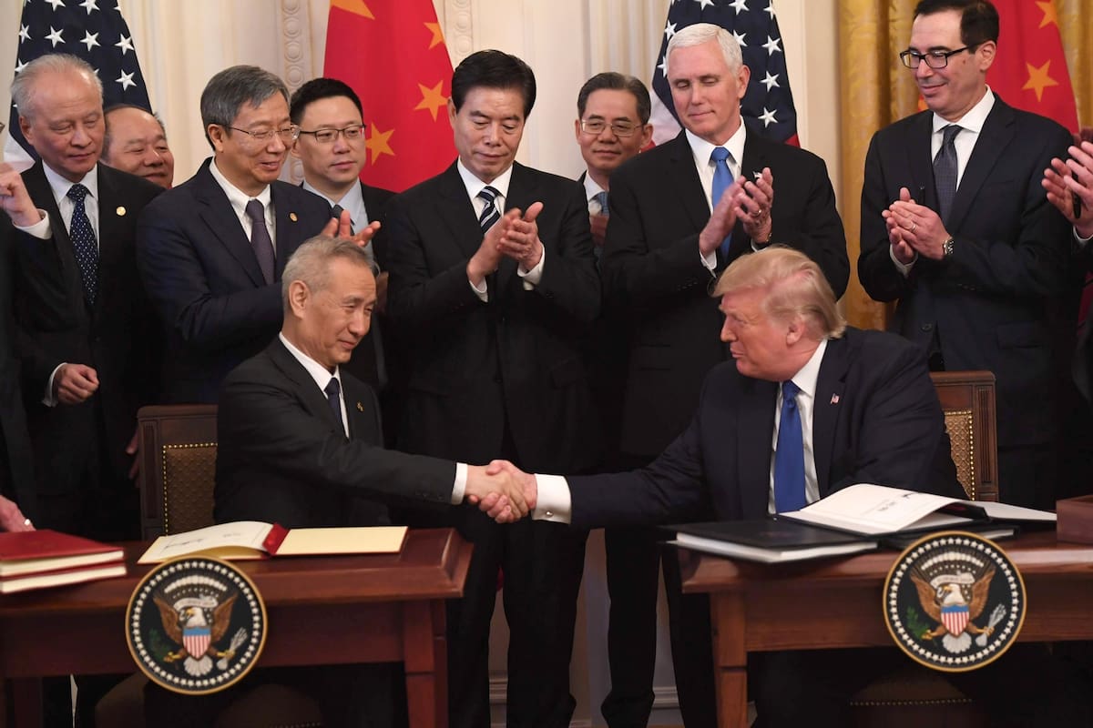 El presidente de los Estados Unidos, Donald Trump, y el viceprimer ministro de China, Liu He, se dan la mano al firmar acuerdos comerciales entre Estados Unidos y China durante una ceremonia en la Sala Este de la Casa Blanca en Washington, DC, en enero. 15 de 2020.
