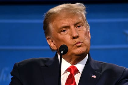 El presidente de los Estados Unidos, Donald Trump, observa durante el debate presidencial final en la Universidad de Belmont en Nashville, Tennessee, el 22 de octubre de 2020