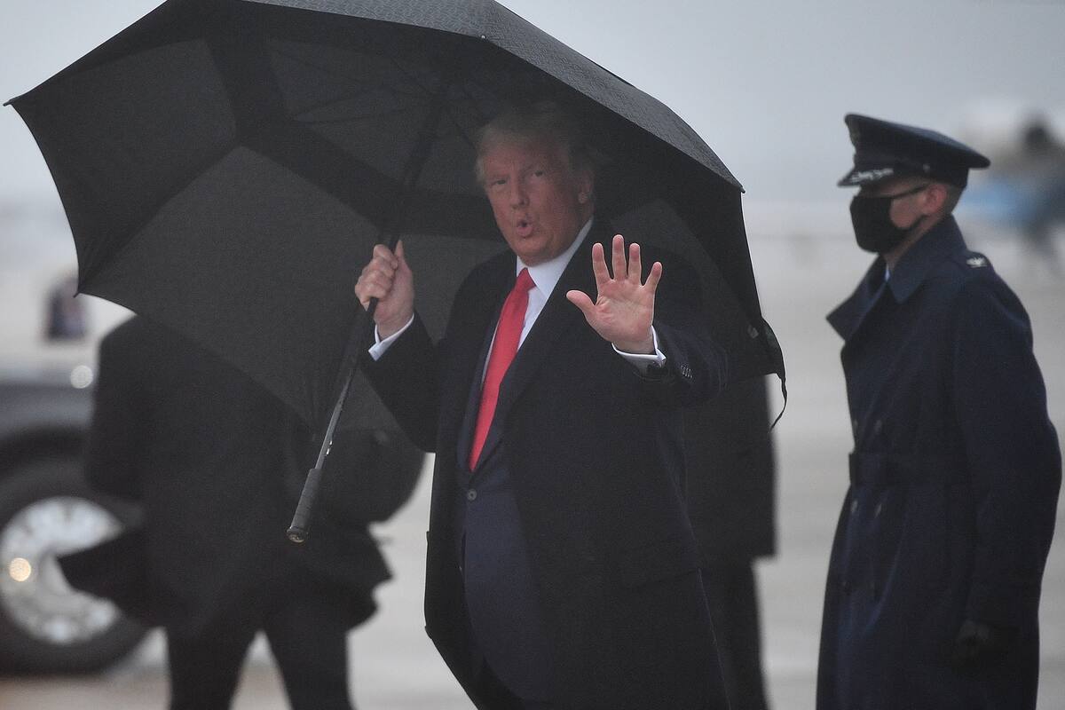 El presidente de los Estados Unidos, Donald Trump, saluda a su regreso a la Base de la Fuerza Aérea Andrews en Maryland el 25 de octubre de 2020