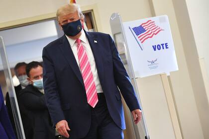 Donald Trump, con barbijo, luego de votar