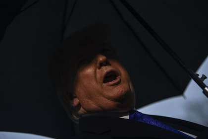 El presidente de los Estados Unidos, Donald Trump, habla con la prensa antes de partir de la Casa Blanca el 2 de diciembre de 2019 en Washington, DC en ruta a Londres, para reunirse con los líderes de la OTAN en el 70 aniversario de la alianza