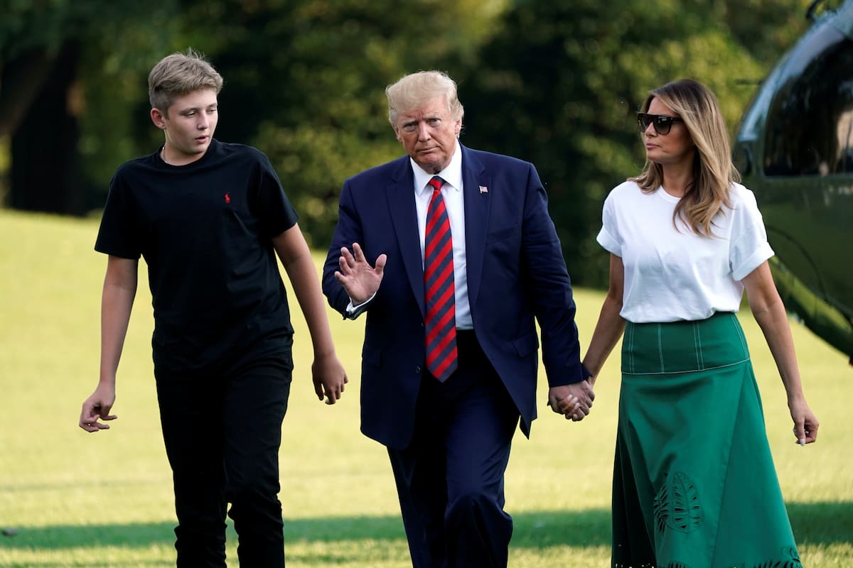 El presidente de los Estados Unidos, Donald Trump, con la primera dama Melania Trump y su hijo Barron caminan por el South Lawn de la Casa Blanca a su regreso a Washington desde Bedminster, Nueva Jersey, EE. UU.