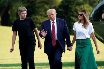 El presidente de los Estados Unidos, Donald Trump, con la primera dama Melania Trump y su hijo Barron caminan por el South Lawn de la Casa Blanca a su regreso a Washington desde Bedminster, Nueva Jersey, EE. UU.