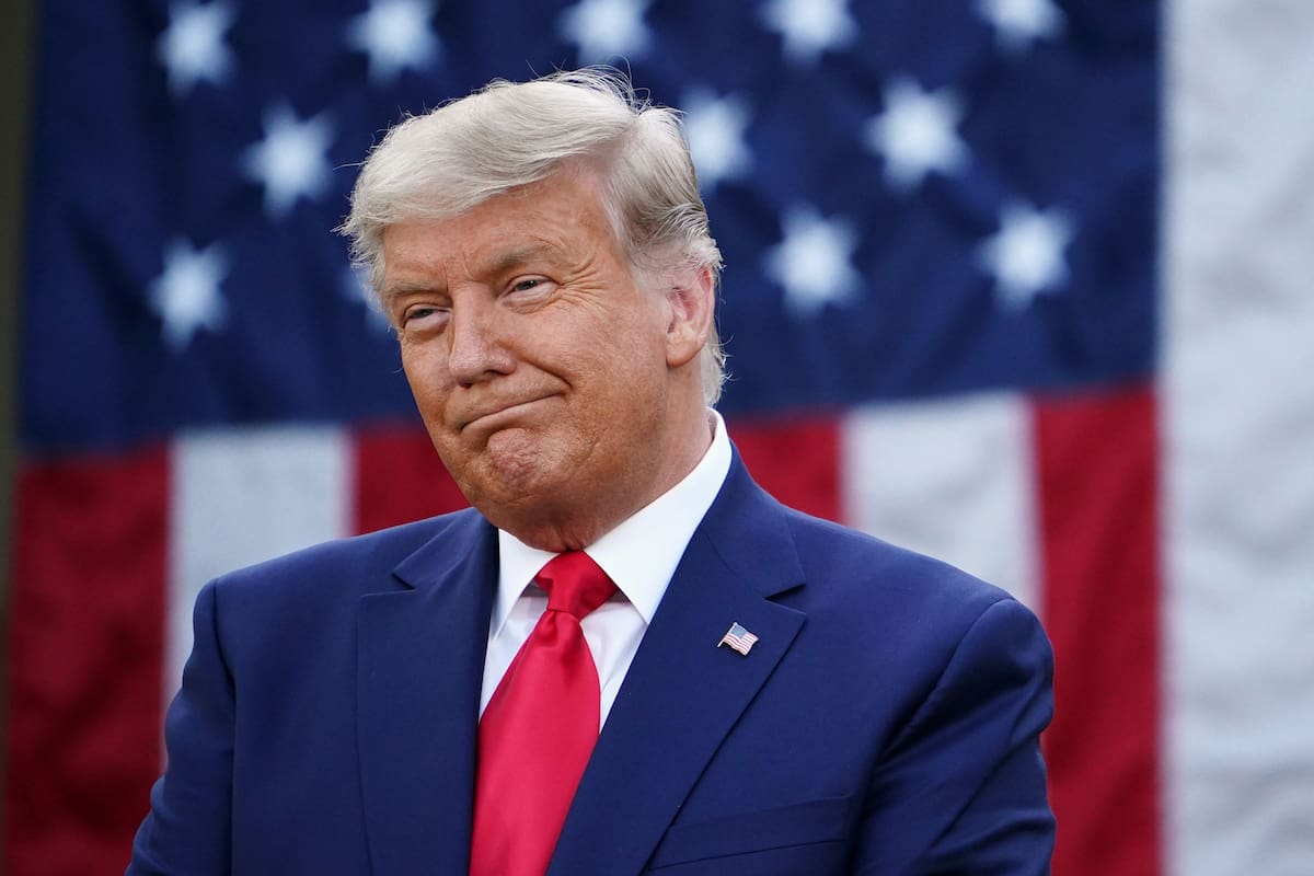 El presidente de los Estados Unidos, Donald Trump, observa después de presentar una actualización sobre la "Operación Warp Speed"