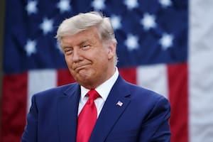 El presidente de los Estados Unidos, Donald Trump, observa después de presentar una actualización sobre la "Operación Warp Speed"
