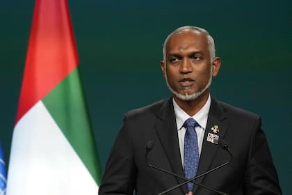 El presidente de Maldivas Mohamed Muizzu durante una sesión plenaria en la Cumbre Climática de la ONU COP28, el 1 de diciembre de 2023 en Dubái, Emiratos Árables Unidos. (AP Foto/Rafiq Maqbool, Archivo)