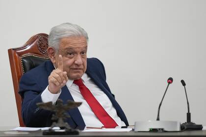El presidente de México, Andrés Manuel López Obrador, se reúne con su gabinete de seguridad en el Palacio Nacional de Ciudad de México, el viernes 2 de agosto de 2024. El martes 27 de agosto de 2024 López Obrador anunció que las relaciones del gobierno mexicano con las embajadas de Estados Unidos y Canadá quedaban “en pausa” tras las críticas que funcionarios de ambos países hicieron a la reforma judicial propuesta por el mandatario. (AP Foto/Fernando Llano)