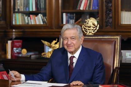 El presidente de México, Andrés Manuel López Obrador, durante una llamada telefónica con el presidente de Rusia, Vladimir Putin, en la Ciudad de México el 25 de enero de 2021 sobre la vacuna Sputnik V