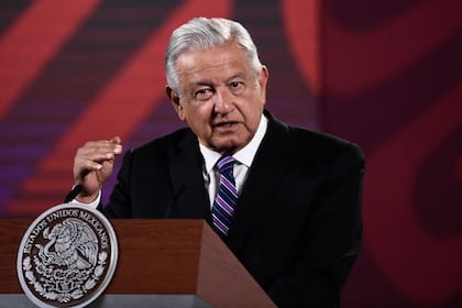 El presidente de México, Andrés Manuel López Obrador, habla durante su conferencia de prensa matutina en Ciudad de México el 11 de abril de 2022.