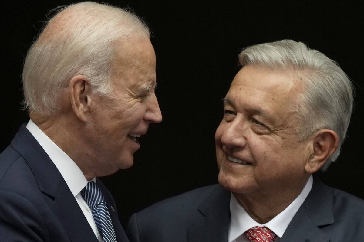 El presidente de México, Andrés Manuel López Obrador, a la derecha, y su homólogo estadounidense, Joe Biden, se saludan en el Palacio Nacional, en la Ciudad de México (AP Foto/Fernando Llano, Archivo)