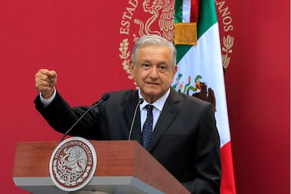 Andrés Manuel López Obrador, llamó la atención durante las últimas jornadas por desafiar las normas y recomendaciones establecidas por la Organización Mundial de la Salud (OMS) para frenar la propagación de la enfermedad.