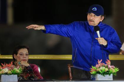 El presidente de Nicaragua, Daniel Ortega, habla junto a la primera dama y vicepresidenta, Rosario Murillo,en Managua