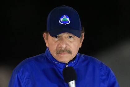El presidente de Nicaragua, Daniel Ortega, habla durante la ceremonia de inauguración de un paso elevado en Managua