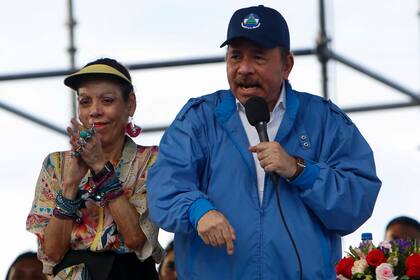 El presidente de Nicaragua, Daniel Ortega, habla a sus seguidores junto a su esposa y la vicepresidenta Rosario Murillo, en Managua, Nicaragua