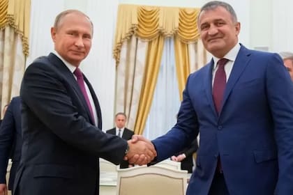 El presidente de Osetia del Sur, Anatoly Bibilov (derecha) anunció que buscarán la anexión a Rusia