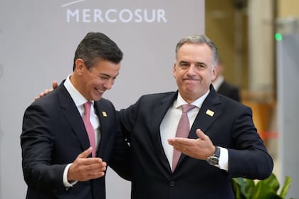 El presidente de Paraguay, Santiago Peña, izquierda, y el presidente de Uruguay, Yamandú Orsi, durante una Cumbre del Mercosur en Asunción, Paraguay