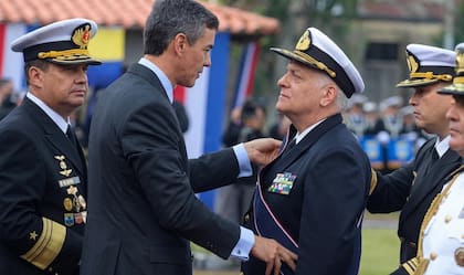 El presidente de Paraguay, Santiago Peña, recibe al jefe de la Armada Argentina, almirante Juan Carlos Romay