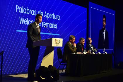 El presidente de Paraguay Santiago Peña: "Sin libertad de prensa, moriríamos asfixiados"