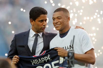 El presidente de Paris Saint-Germain Nasser Al-Khelaïfi y Kylian Mbappé, cuando se anunció la última renovación del contrato del delantero, en mayo de 2022; el futbolista demandó al club y éste deberá darle 61.000.000 de euros.