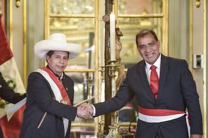 El presidente de Perú, Pedro Castillo, junto al ministro del Interior, Luis Barranzuela