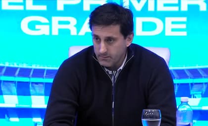 El presidente de Racing, Diego Milito, en el centro de las críticas por la política de refuerzos y la errática campaña del equipo