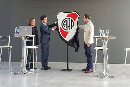 El presidente de River, Jorge Brito, y el secretario general del club, Stéfano Di Carlo, descubren el nuevo escudo de la institución de Núñez