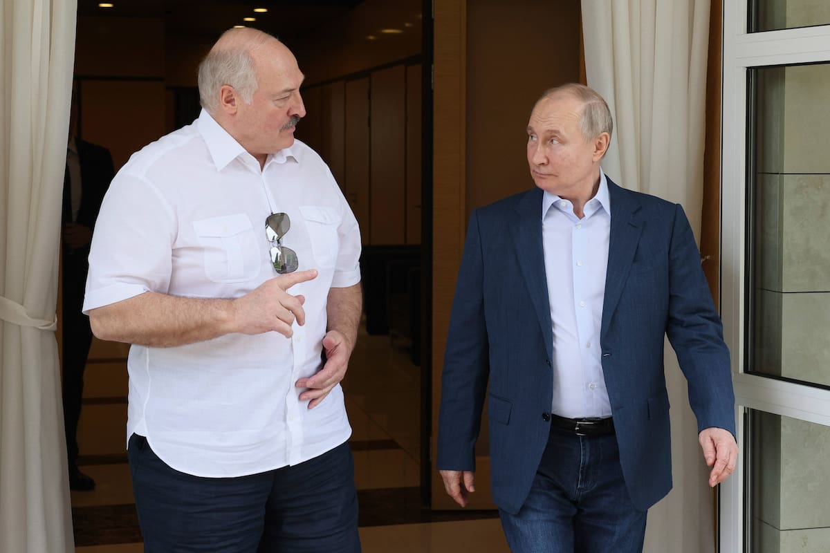 El presidente de Rusia, Vladímir Putin, a la derecha, y el presidente de Bielorrusia, Alexander Lukashenko, hablan durante su reunión en la residencia oficial rusa de Bocharov Ruchei, en el balneario de Sochi, Rusia, el viernes 9 de junio de 2023. (Gavriil Grigorov, Sputnik, imagen del pool del Kremlin via AP)