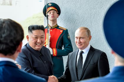El presidente de Rusia, Vladimir Putin, a la derecha, estrecha la mano del líder de Corea del Norte, Kim Jong-un, durante un encuentro en Vladivostok, Rusia, el 25 de abril de 2019. (Yuri Kadobnov/imagen de pool via AP, archivo)