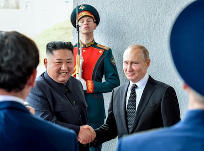 El presidente de Rusia, Vladimir Putin, a la derecha, estrecha la mano del líder de Corea del Norte, Kim Jong Un, durante un encuentro en Vladivostok, Rusia