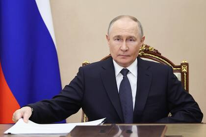 El presidente de Rusia, Vladímir Putin, asiste a una reunión sobre próximas reuniones entre Rusia y Ucrania en Estambul, en Moscú, Rusia, el miércoles de 14 de mayo de 2025. (Alexander Kazakov, Sputnik, Kremlin Pool Foto via AP)