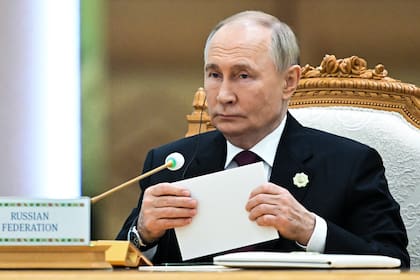 El presidente de Rusia, Vladímir Putin, asiste a un foro internacional dedicado al 300 aniversario del nacimiento del destacado poeta y pensador turkmeno Magtymguly Fragi, en Asjabad, Turkmenistán, el 11 de octubre de 2024. (Sergei Bobylev, Sputnik, Kremlin Pool Foto vía AP)