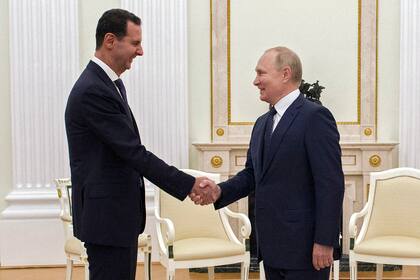El presidente de Rusia, Vladimir Putin (derecha), saluda a su homólogo sirio, Bashar Assad, durante una reunión en el Kremlin, en Moscú, Rusia, el 13 de septiembre de 2021. (Mikhail Klimentyev, Sputnik, Kremlin Pool Foto vía AP)