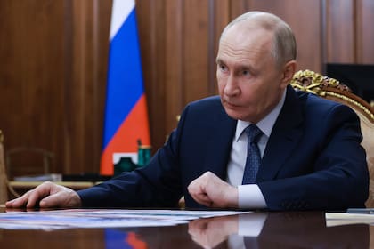 El presidente de Rusia, Vladímir Putin, escucha al alcalde de Moscú, Sergei Sobyanin, durante una reunión en el Kremlin en Moscú