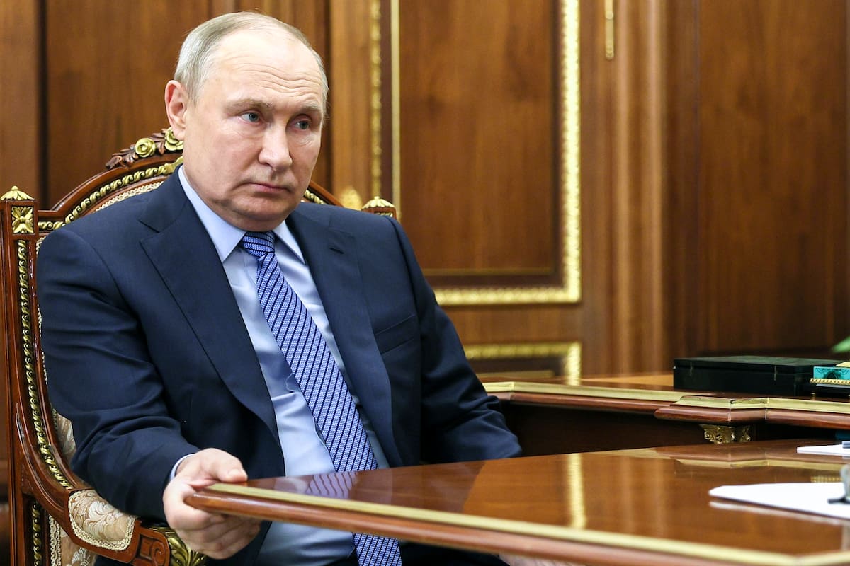 El presidente de Rusia, Vladímir Putin, escucha al presidente de la Corte Suprema, Vyacheslav Lebedev, en el Kremlin en Moscú, Rusia, el 6 de febrero de 2024. (Alexander Kazakov, Sputnik, Kremlin Pool Foto vía AP)