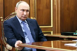 El presidente de Rusia, Vladímir Putin, escucha al presidente de la Corte Suprema, Vyacheslav Lebedev, en el Kremlin en Moscú, Rusia, el 6 de febrero de 2024. (Alexander Kazakov, Sputnik, Kremlin Pool Foto vía AP)