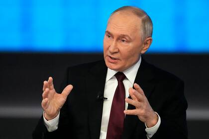 El presidente de Rusia, Vladimir Putin, habla durante su conferencia de prensa y programa televisivo anual en Gostinny Dvor, Moscú, Rusia, el 19 de diciembre de 2024. (AP Foto/Alexander Zemlianichenko)