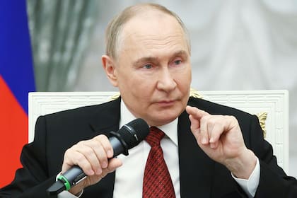 El presidente de Rusia, Vladimir Putin, habla con participantes en un programa educativo para veteranos de la guerra con Ucrania