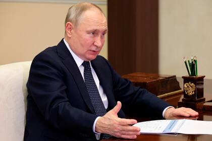 El presidente de Rusia, Vladimir Putin, hace un gesto mientras habla con el gobernador de la región de Nizhny Novgorod Region, Gleb Nikitin, en su reunión de la residencia de Novo-Ogaryovo a las afueras de Moscú, Rusia, el miércoles 3 de mayo de 2023. (Mikhail Klimentyev, Sputnik, Kremlin Pool Foto via AP)