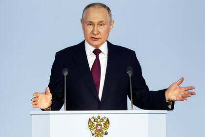 El presidente de Rusia, Vladímir Putin, hace un gesto durante su discurso anual sobre la nación en Moscú, Rusia, el martes 21 de febrero de 2023. (Dmitry Astakhov, Sputnik, Imagen de pool del Kremlin via AP)