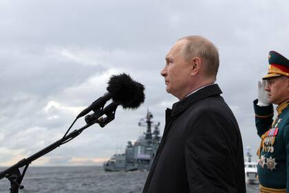 El presidente de Rusia, Vladímir Putin, junto al ministro de Defensa ruso, Serguéi Shoigu, mientras participa en el principal desfile naval que marca el Día de la Armada rusa, en San Petersburgo el 31 de julio de 2022.