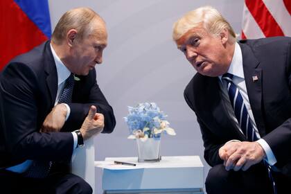 El presidente de Rusia, Vladimir Putin, junto al mandatario norteamericano, Donald Trump